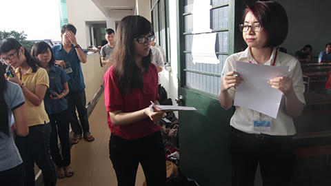 Nhiều thí sinh đến muộn do nhầm môn toán thành văn